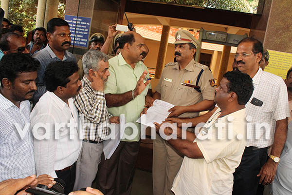 ಉಡುಪಿ ಜಿಲ್ಲಾಧಿಕಾರಿ ಕೊಲೆಯತ್ನ ವಿರೋಧಿಸಿ ಧರಣಿ, ಮನವಿ